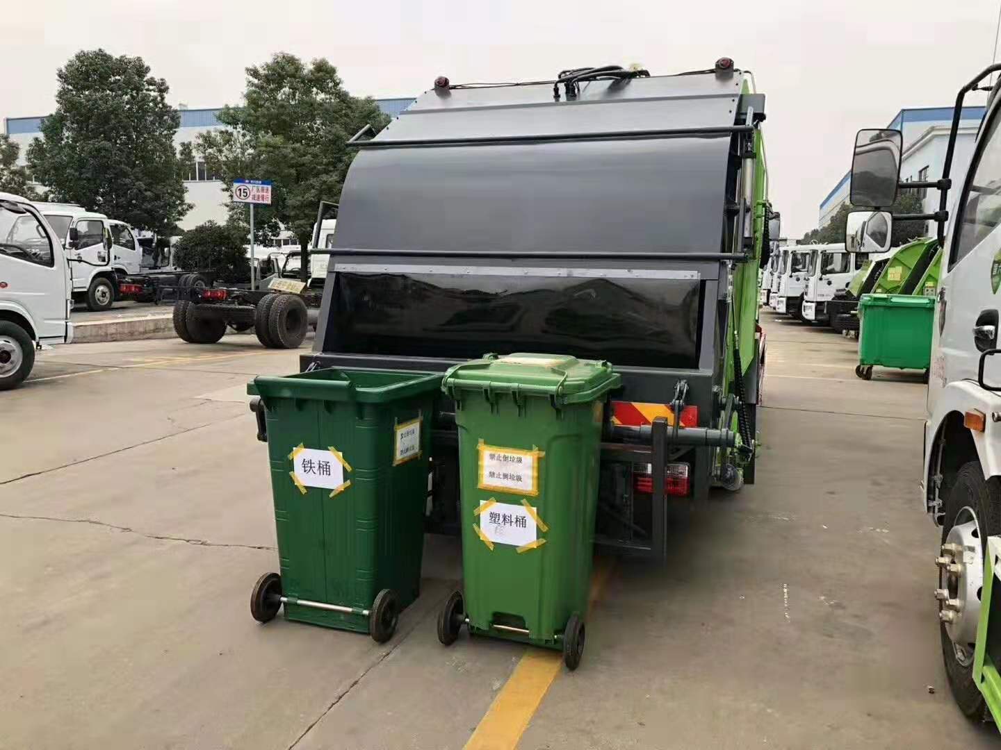 自装卸式垃圾车上岗 让环卫工省时省力
