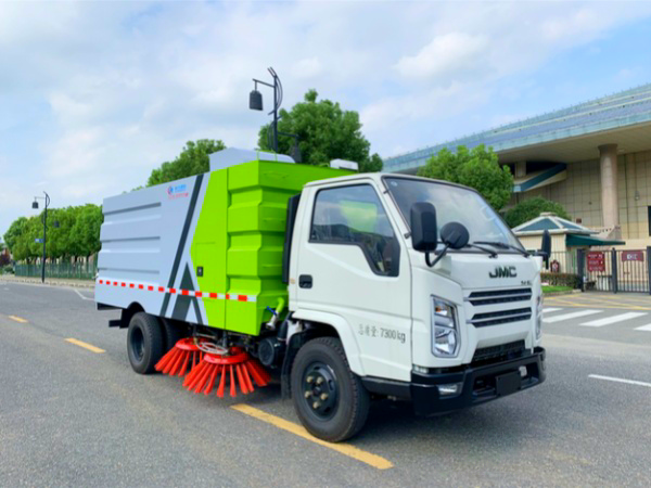 江铃扫路车